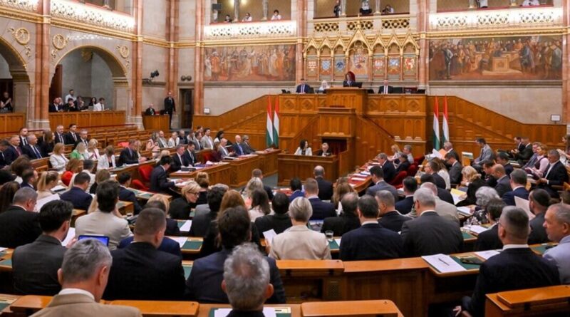 Mozgalmas nap előtt áll az Országgyűlés, kezdődik a vagyonvisszaszerzési hivatalról szóló törvény vitája
