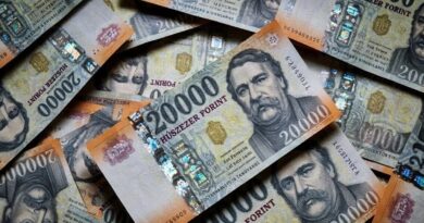 Gyengült csütörtök reggelre a forint a főbb devizákkal szemben az előző délutáni jegyzéséhez képest a nemzetközi devizakereskedelemben.