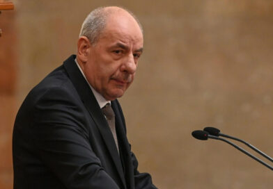 Sulyok Tamás szerint az alaptörvény-módosítási javaslat számos elemében sérti a jogállamiság, a demokrácia és a hatalommegosztás elvét