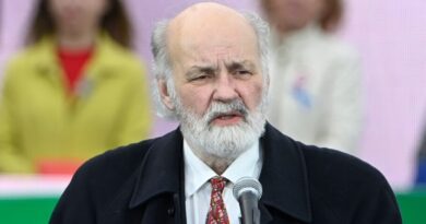Szabó Bence átadta az adományt, Iványi Gáborék már tudják, mire költik