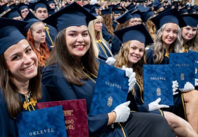 Új korszak kezdődik: megható pillanatok a győri diplomaátadón