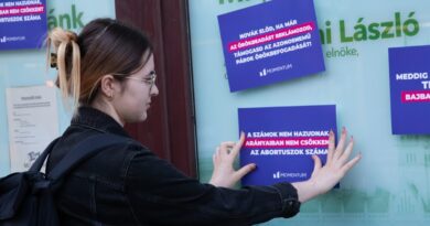 Kiverte a biztosítékot Dúró Dóra akciója: kivonult a Momentum a Mi Hazánk irodájához