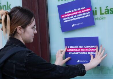 Kiverte a biztosítékot Dúró Dóra akciója: kivonult a Momentum a Mi Hazánk irodájához