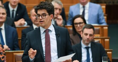 Szijjártó Péter kimaxolta a luxust: még Bécsből is magángéppel jött haza, a számlától pedig lefordulsz a székről