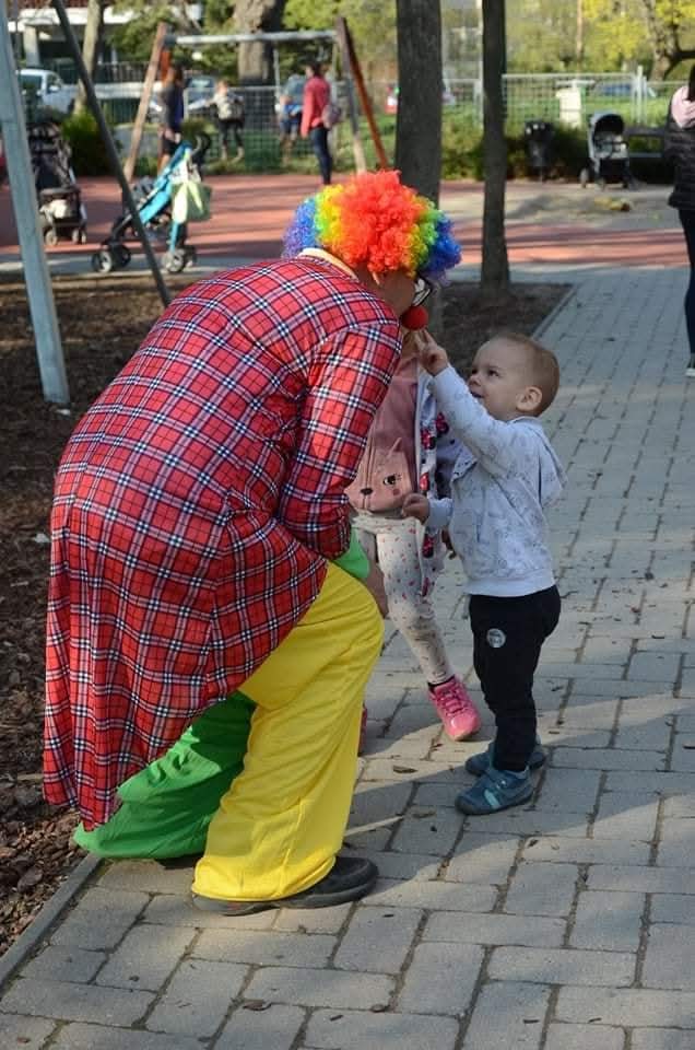 Ádi bohóc évek óta másokon segít, most azonban neki van szüksége támogatásra.