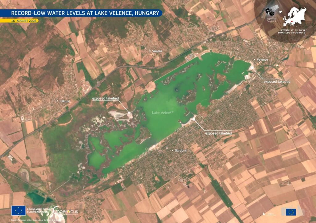 Az európai Copernicus földmegfigyelési program honlapján a nap képe 2026. augusztus 20-án a kiszáradó Velencei-tavat mutatja egy négy nappal korábban készült felvételen.